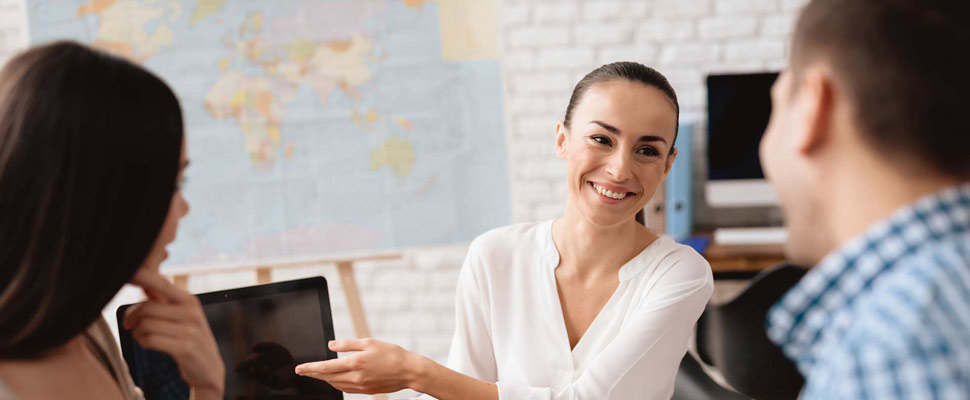 A young man and a woman came to the travel agency.